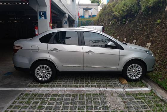 FIAT GRAND SIENA 1.6 MPI ESSENCE 16V FLEX 4P MANUAL FIAT GRAND SIENA 1.6 MPI ESSENCE 16V FLEX 4P MANUAL